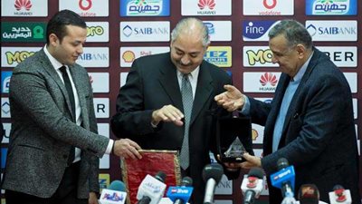 الأهلي يهدي الاتحاد الإفريقي للطائرة درع النادي