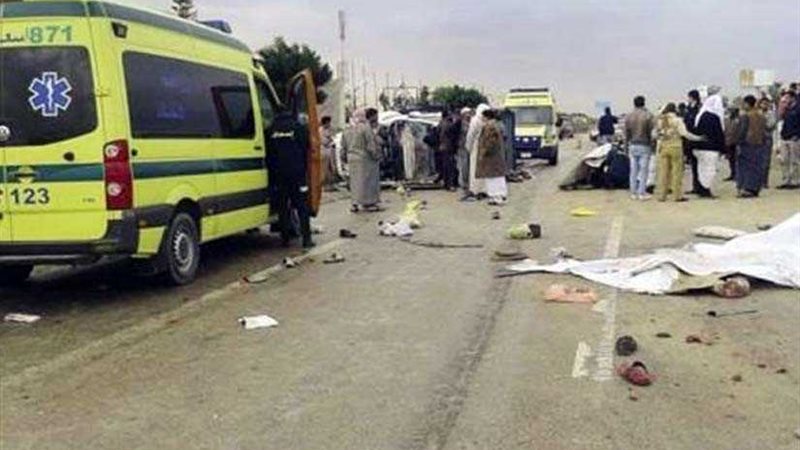 إصابة 11 شخصا فى