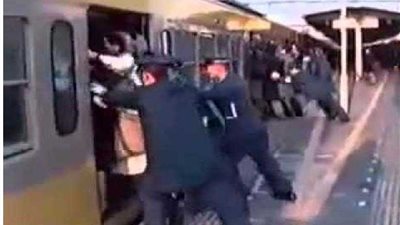 القبض على فتاة تظاهرت بالحمل وأخفت كلبًا على بطنها بأحد المطارات بالصين