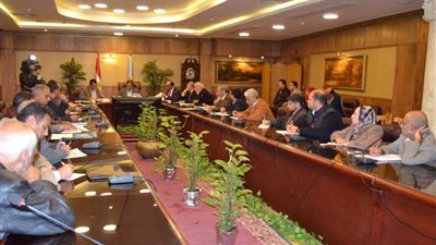 محافظ الغربية يناقش الموقف التنفيذى لمشروعات الرصف (صور)