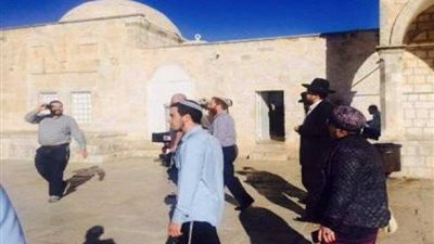 شرطة الاحتلال تسمح للمتطرفين بأداء طقوس تلمودية علنية في الأقصى..(فيديو)