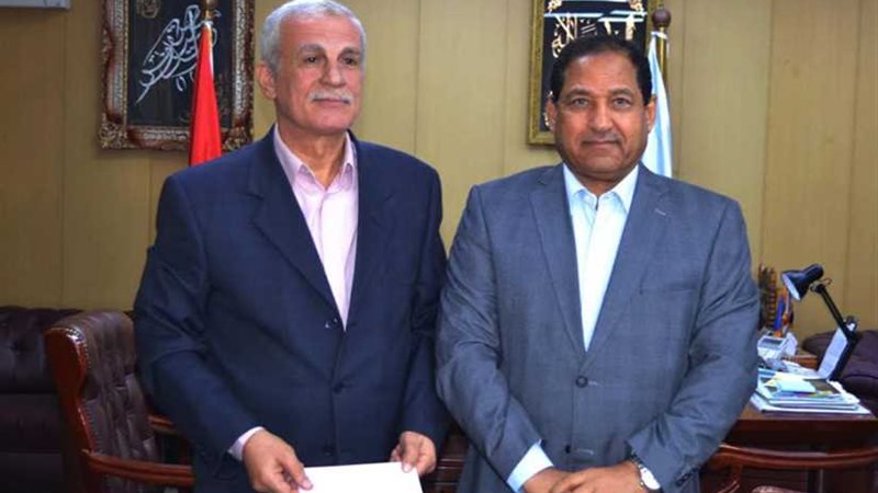 يتبرع بأرض بثمانية