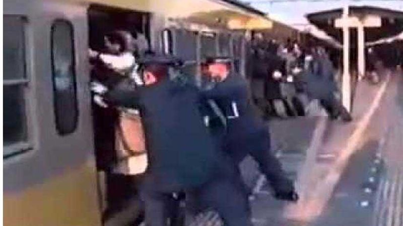 القبض على فتاة تظاهرت