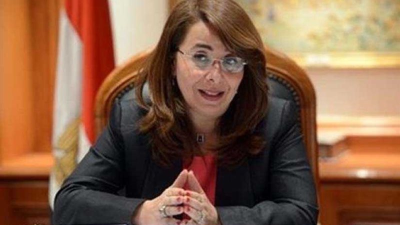 غادة والي تسلم أجهزة