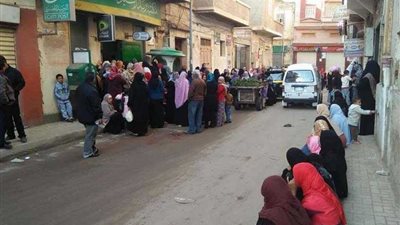 معاناة أصحاب المعاشات أمام مكتب بريد رشيد (صور)