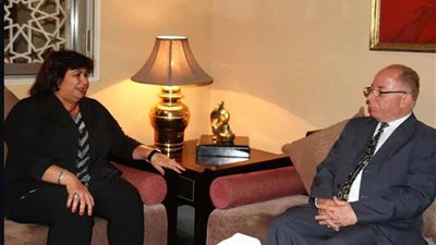 إيناس عبد الدايم تكرم وزير الثقافة السابق