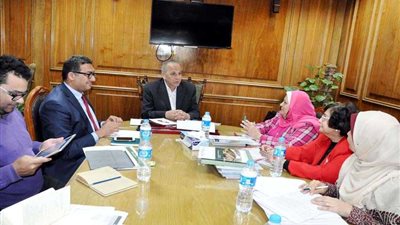 محافظ القليوبية يبحث التخطيط العمرانى لدعم الكفاءات المهنية للعاملين