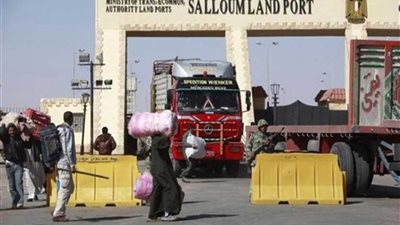 خلال 24 ساعة.. عودة 178 مصريًا ووصول 75 شاحنة من ليبيا