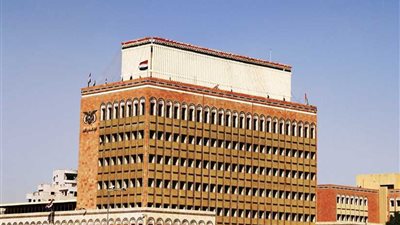 المركزي اليمني يخفض الدولار مقابل الريال