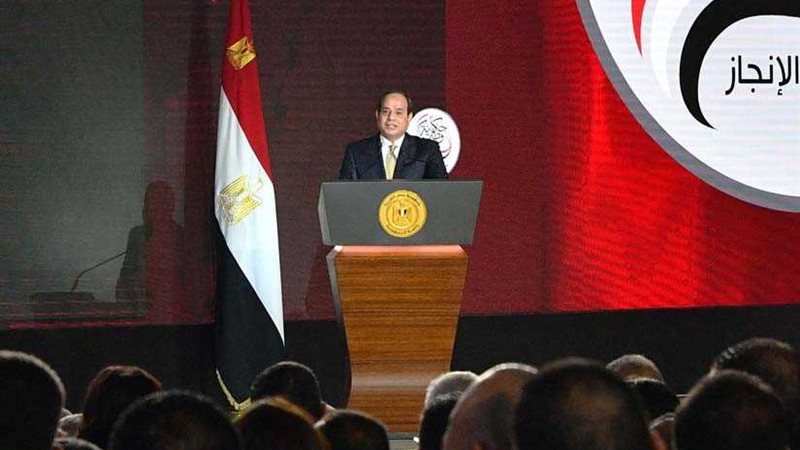 السيسي يطلب الوقوف