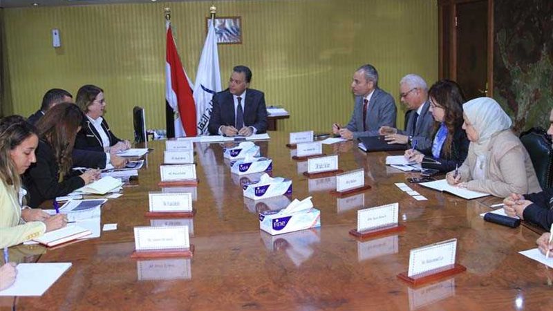 عرفات يلتقي وفد البنك