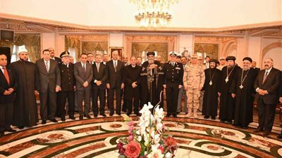 محافظ الأسكندرية وقياداتها وقيادات الجيش يهنئون قداسة البابا
