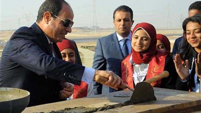 السيسي يشاهد فيلمًا تسجيليًا لـ