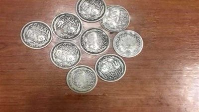 إحباط تهريب 31 عملة معدنية أثرية