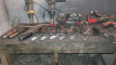 ضبط عامل حول منزله إلى ورشة لتصنيع الأسلحة النارية ببني سويف