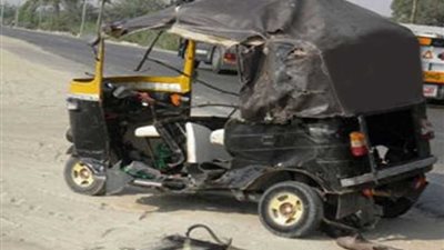 اصطدم توك توك بميكروباص في كفر الدوار فمات شخصان