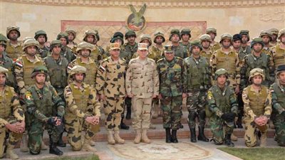 رئيس الأركان يلتقي مقاتلي الوحدات الخاصة من الصاعقة والمظلات