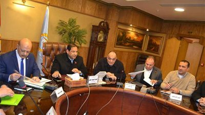 محافظ الغربية يضع حجر أساس رصف طريق دمرو ويبحث توفير الاعتماد المالي