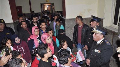 أطفال مستشفى 57357 يقدمون التهنئة لرجال الشرطة بمناسبة احتفالات عيد الشرطة «صور»