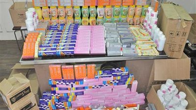 ضبط 8600 عبوة مستحضرات تجميل مجهولة المصدر داخل مخزن بالساحل