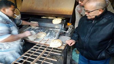 إحالة مفتش تموين وموظفين بالسنطة للتحقيق (صور)