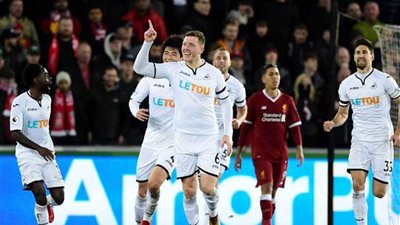 سوانزي يخطف هدفًا ويتقدم على ليفربول في الشوط الأول