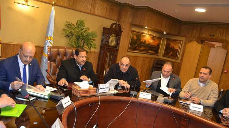 محافظ الغربية يضع