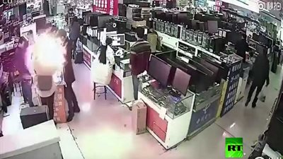 شاهد.. لحظة انفجار بطارية في فم مواطن صيني