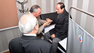 السيسي يجري الكشف الطبي للتقدم بأوراق ترشحه في الانتخابات الرئاسية 