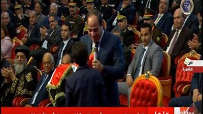 السيسي يشجع طفلًا على رفع علم مصر عاليًا باحتفالية عيد الشرطة (فيديو)