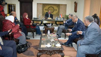 رئيس جامعة بنها يزور رجال الشرطة بمديرية الأمن