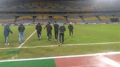طاقم حكام (الزمالك-المصري) يعاينون ملعب برج العرب (صور)