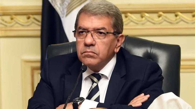 وزير المالية يستعرض
