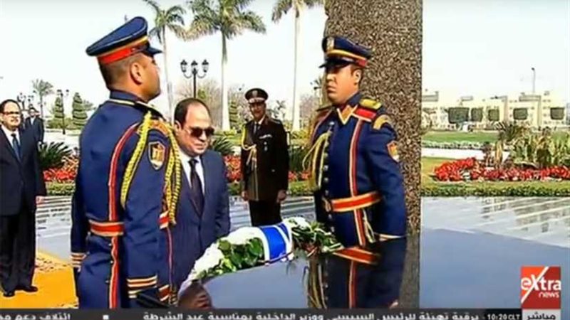 السيسي يضع أكاليل