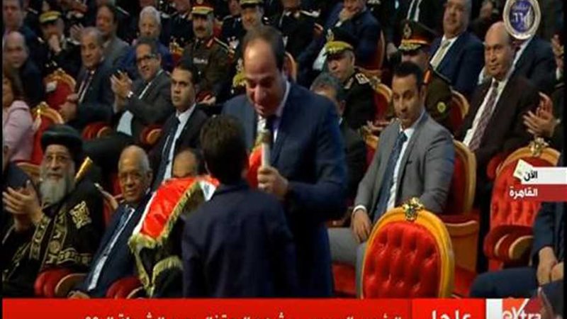 السيسي يشجع طفلًا
