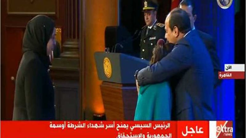 السيسي يحتضن ابنة