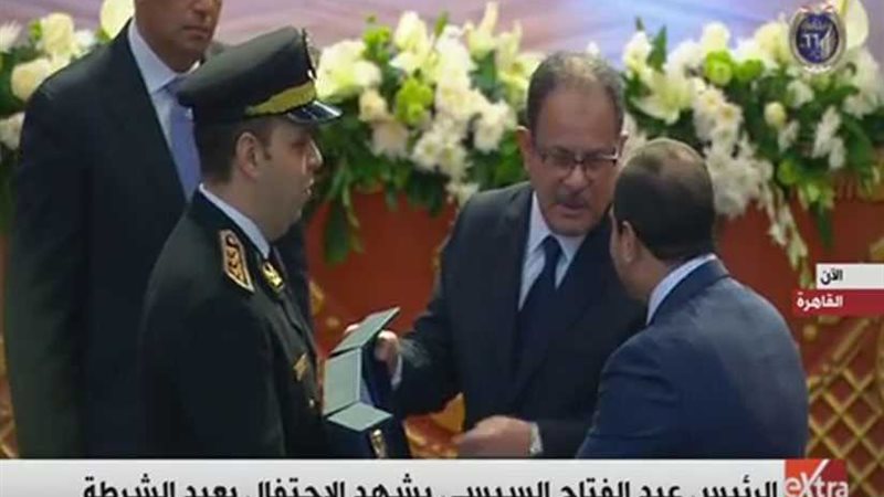 وزير الداخلية يهدي