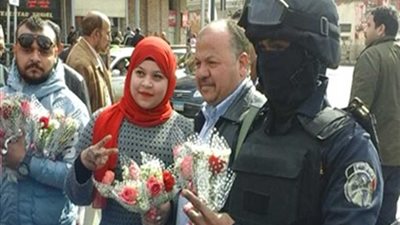 مواطنون يوزعون الورد على رجال الشرطة بميدان التحرير