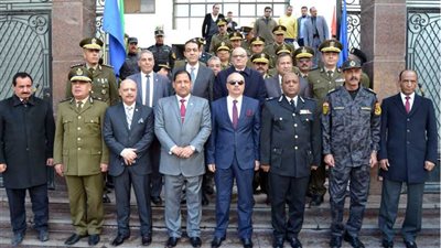 محافظ الغربية يضع إكليل الزهور على النصب التذكاري لشهداء الشرطة 