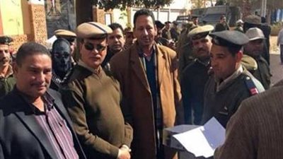 ضباط يوزعون حلوي احتفالًا بعيد الشرطة في المنيا