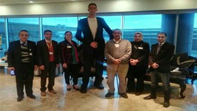 اطول رجل في العالم يصل القاهرة بدعوة من هيئة تنشيط السياحة