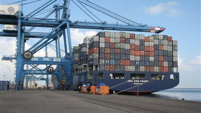 ميناء دمياط يعمل بكامل طاقته رغم سوء الأحوال الجوية