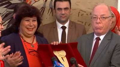 إيناس عبدالدايم تكرم حلمي النمنم (فيديو)