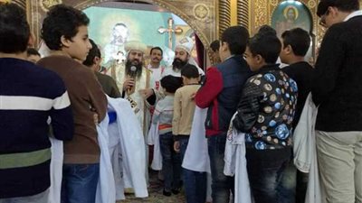 رسامة شمامسة بكنيسة الأنبا أنطونيوس بالسويس