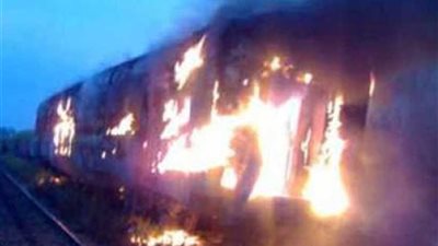 احتراق سيارة بمقطورة أمام مصنع طوب بالبحيرة