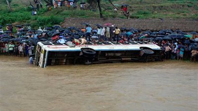 مصرع وإصابة 16 شخصًا إثر سقوط حافلة في نهر بالهند