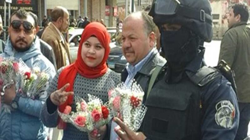 مواطنون يوزعون الورد