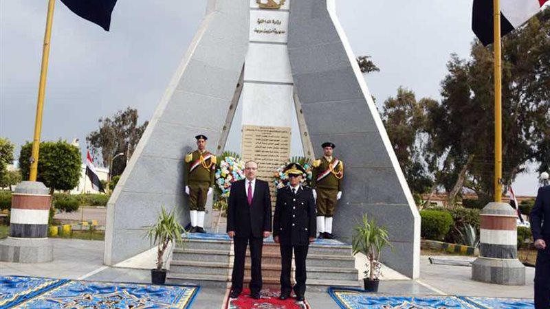 حبيب يضع أكاليل الزهورعلى