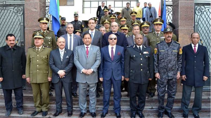 محافظ الغربية يضع