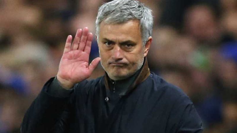 مانشستر يونايتد يمدد